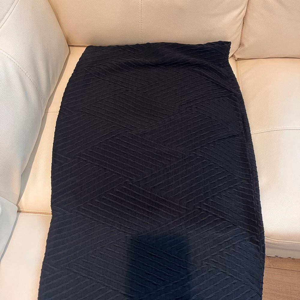 Black Textured Pencil Skirt - Sleek Office & Evening Staple